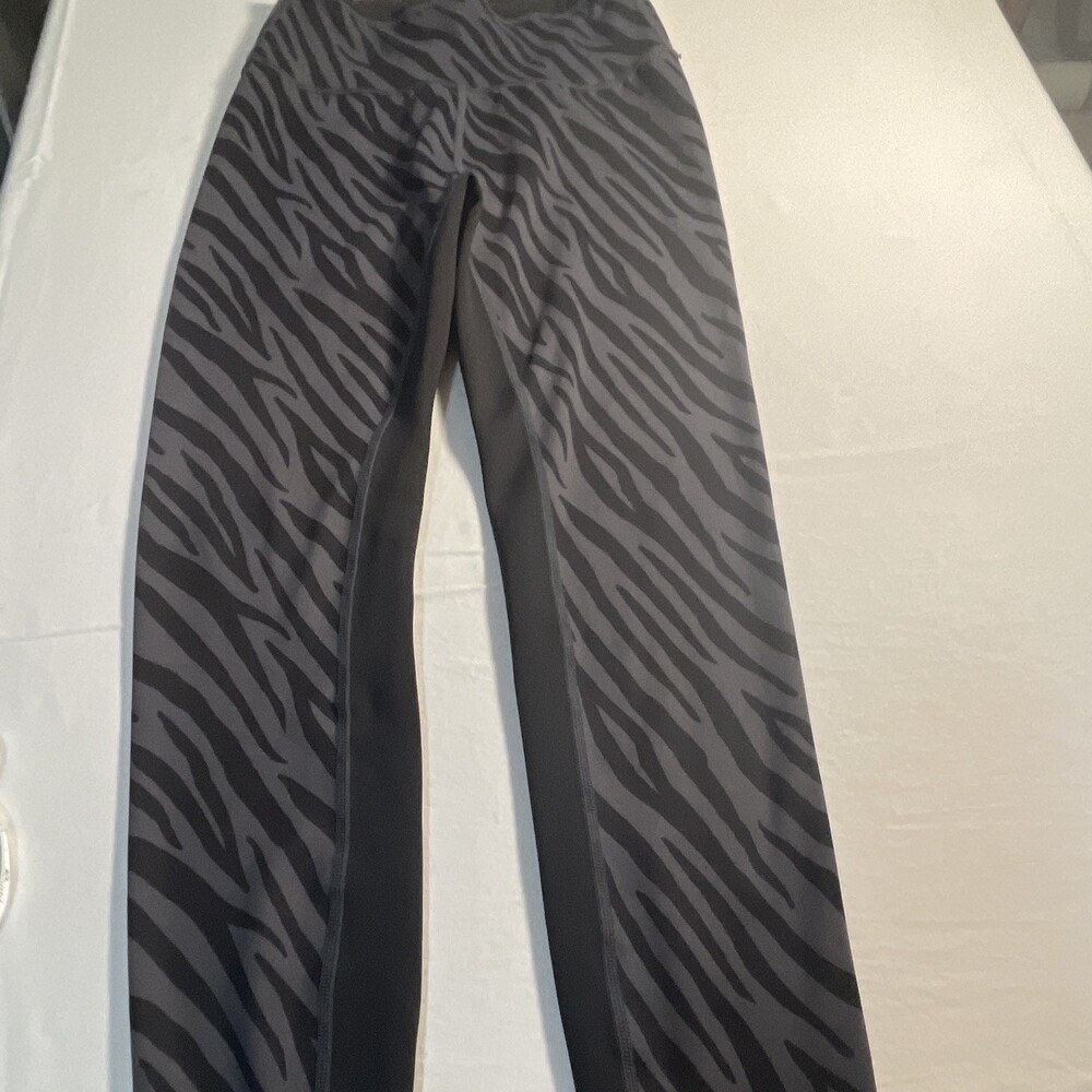 ALFENIX Women’s Activewear Ankle Leggings Zebra Animal Print Gray/Black S